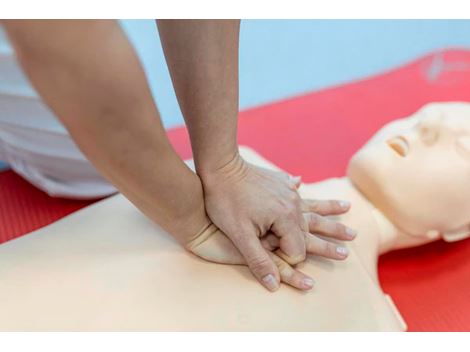 Curso Primeiros Socorros na Praça da Árvore